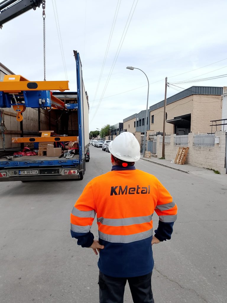 Personal de GESNAVE y KMETAL instalando el puente grúa