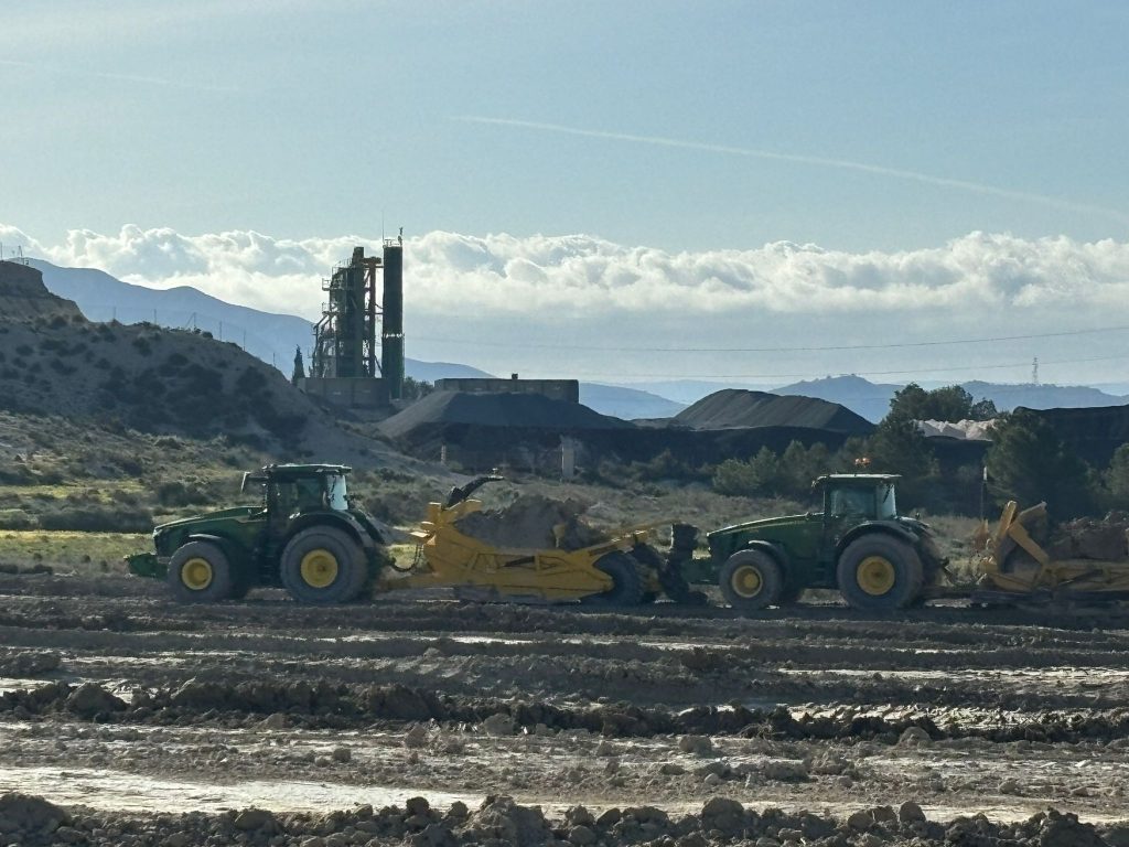 Tractores nivelando el terreno de la futura plataforma logística para la industria agroalimentaria construida por Gesnave